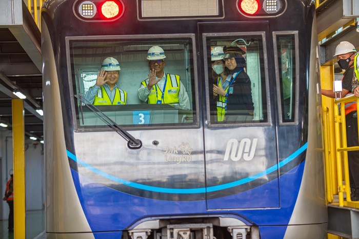 Kaisar Jepang Hironomiya Naruhito berkunjung ke Depo MRT Jakarta. Kaisar Naruhito berkesempatan melihat aktivitas di Pusat Kendali Operasi (operation control center/OCC).