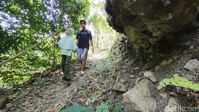 Jalan menuju kampung mati di Dusun Watu Belah, Kalurahan Sidomulyo, Kapanewon Pengasih, Kulon Progo, Jumat (16/6/2023).