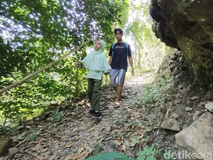 Perjuangan Septi Penghuni Kampung Mati Kulon Progo Susur Bukit demi Sekolah