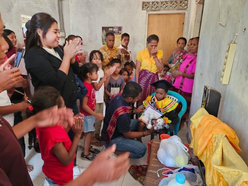 Jenifer Katu Lote bocah penderita sakit jantung saat mengikuti wisuda PAUD Bunga Mawar di kediamannya di Desa Letbaun, Kecamatan Semau, Kabupaten Kupang, NTT. Dokumen (Pemdes Letbaun).