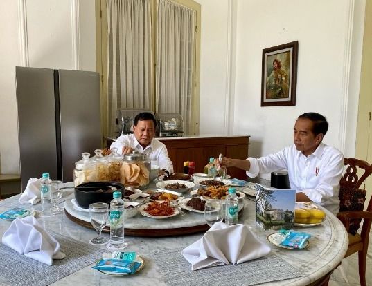 Jokowi makan siang bersama Prabowo di Istana Bogor.