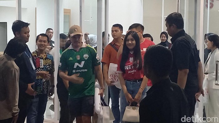Kaesang Pangarep usai menonton laga Persis Solo vs Jeonbuk FC di Stadion Manahan Solo, Sabtu (17/6/2023).
