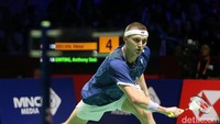 Ginting cukup sering melakukan kesalahan sendiri di awal gim pertama. Akibatnya, dia sempat tertinggal 4-7 dari Axelsen. 