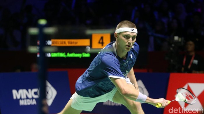 Anthony Sinisuka Ginting harus puas jadi runner-up di Indonesia Open 2023. Ginting kalah dua gim langsung dari Viktor Axelsen di babak final.