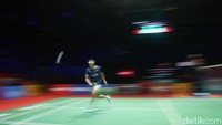Setelah kehilangan gim pertama, Ginting kalah start di gim kedua. Dia langsung tertinggal 0-4 setelah melakukan kesalahan beruntun. Meski sempat mendekat 4-6, Ginting kemudian tertinggal 4-10. Pukulan backhand yang terlalu memanjang ke belakang dari Ginting membuat Axelsen memimpin 11-5 saat interval. 