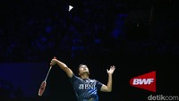 Selepas interval, Ginting memberi sinyal positif dengan meraih dua poin beruntun. Axelsen juga melakukan kesalahan beruntun yang membuat Ginting mendekat 11-14. 
