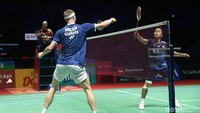 Setiap kali mendekat, Ginting tak mampu memanfaatkan momentum. Setelah mendekat 13-16, perolehan poin Ginting justru terkunci. 