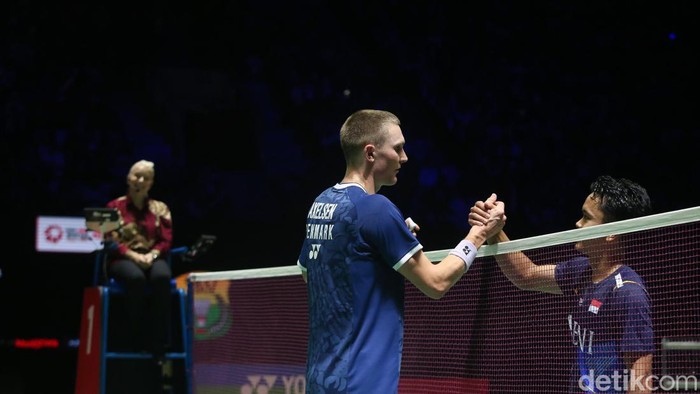 Anthony Sinisuka Ginting harus puas jadi runner-up di Indonesia Open 2023. Ginting kalah dua gim langsung dari Viktor Axelsen di babak final.