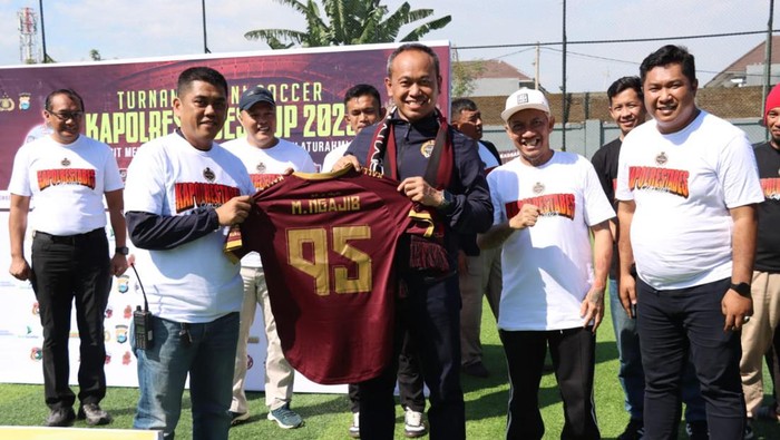 Kapolrestabes Makassar Kombes Mokhamad Ngajib menerima jersey pada Kapolrestabes Cup 2023.