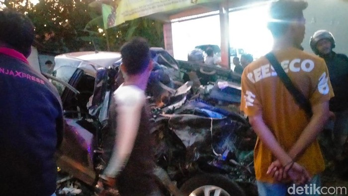 Kecelakaan adu banteng Honda Mobilio vs Truk Kontainer di Probolinggo.