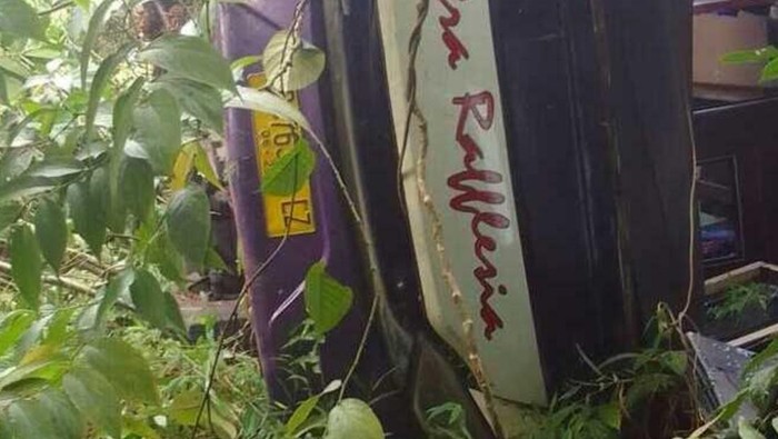 Bus Putra Rafflesia rute Solo-Bengkulu masuk jurang di Lahat, Sumsel, Sabtu (17/6/2023).