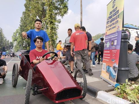 Kereta peti sabun yang dipamerkan di CFD Dago, Kota Bandung, Minggu (18/6/2023).