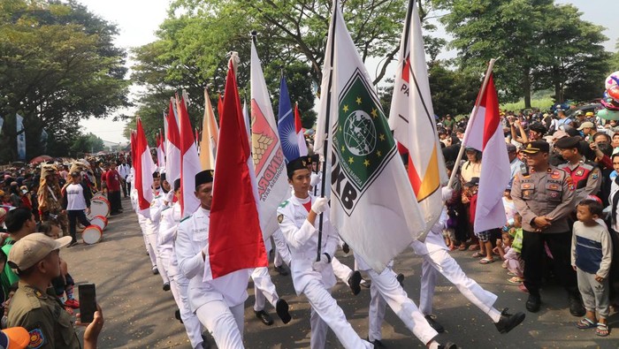 Kirab Pemilu di Kediri Ketua Komisi Pemilihan Umum (KPU) Kediri Ninik Sunarmi (tengah) mengikuti Kirab Pemilu di Kediri, Jawa Timur, Minggu (18/6/2023). Komisi Pemilihan Umum (KPU) Kediri menerima Kirab Pemilu yang diarak dari Blitar sebagai sarana sosialisasi penyelenggaraan Pemilu 2024 kepada masyarakat. ANTARA FOTO/Prasetia Fauzani/aww.