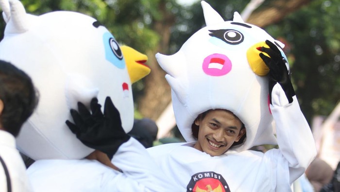 Kirab Pemilu di Kediri Ketua Komisi Pemilihan Umum (KPU) Kediri Ninik Sunarmi (tengah) mengikuti Kirab Pemilu di Kediri, Jawa Timur, Minggu (18/6/2023). Komisi Pemilihan Umum (KPU) Kediri menerima Kirab Pemilu yang diarak dari Blitar sebagai sarana sosialisasi penyelenggaraan Pemilu 2024 kepada masyarakat. ANTARA FOTO/Prasetia Fauzani/aww.