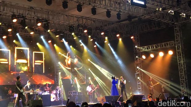 Konser Ari Lasso di Surabaya