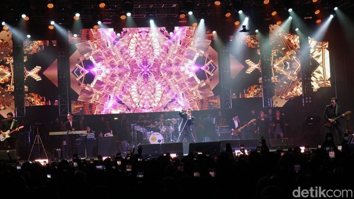 Konser Ari Lasso di Surabaya