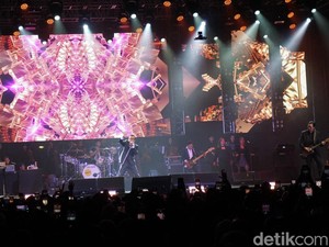 Konser Ari Lasso di Surabaya: Sing Along Hampa Nostalgia Jika