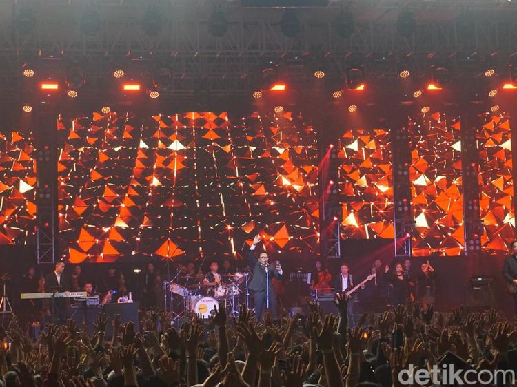 Semarak Konser Ari Lasso di Surabaya dan Penampilan Spesial Mulan Jameela