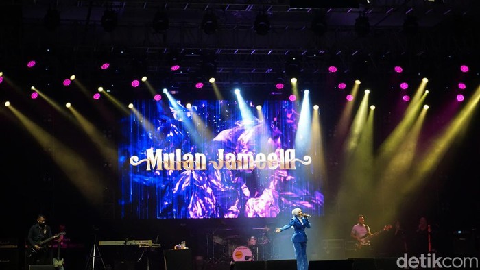 Konser Ari Lasso di Surabaya
