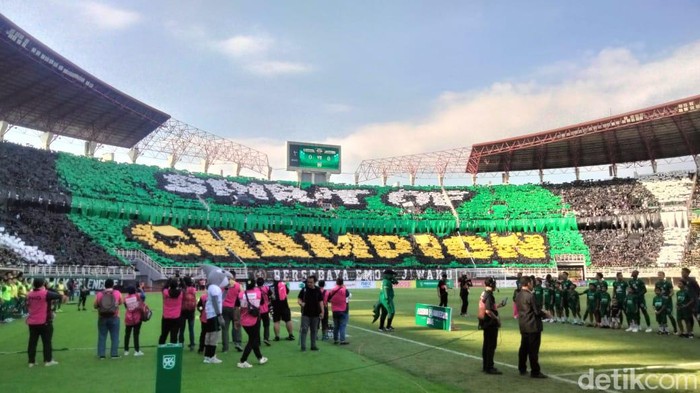 Bonek membuat koreo (mozaik) di laga Persebaya vs Persija bertajuk Anniversary Game, Minggu (18/6/2023). Dalam laga di Stadion GBT ada koreo Spirit of Champion.