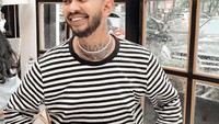 Salah satu agendanya saat sedang memiliki waktu luang adalah mengajak sang istri untuk makan barenh di restoran. Foto ini diambil oleh sang istri saat mereka sedang makan bareng. Foto: Instagram @onadioleonardo_official