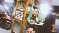 Tak gengsi nongkrong di warung makan kaki lima, Onad berpose ceria saat tengah beli makanan di sana. Foto: Instagram @onadioleonardo_official