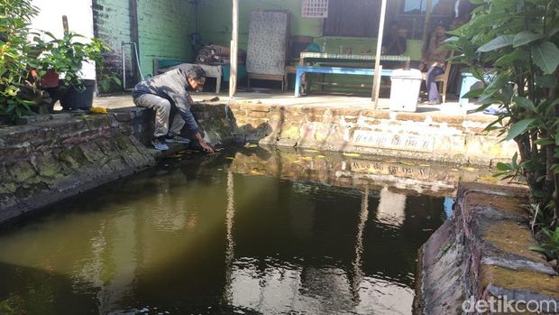 Di Sidoarjo ada Makam Nyi Ratu Sekar Sari. Sekar Sari merupakan salah satu selir Raja Majapahit, Prabu Brawijaya V.