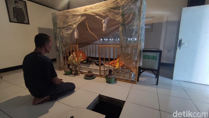 Di Sidoarjo ada Makam Nyi Ratu Sekar Sari. Sekar Sari merupakan salah satu selir Raja Majapahit, Prabu Brawijaya V.