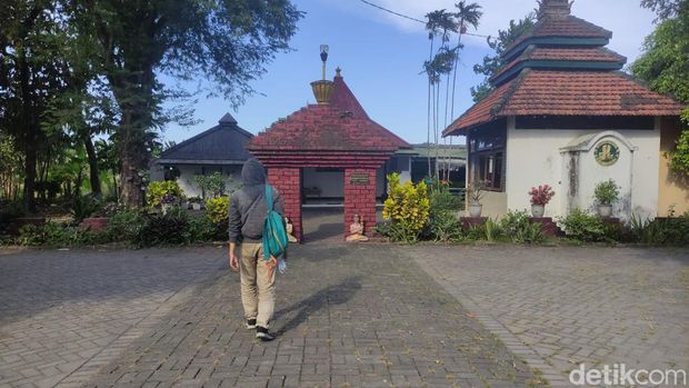 Di Sidoarjo ada Makam Nyi Ratu Sekar Sari. Sekar Sari merupakan salah satu selir Raja Majapahit, Prabu Brawijaya V.