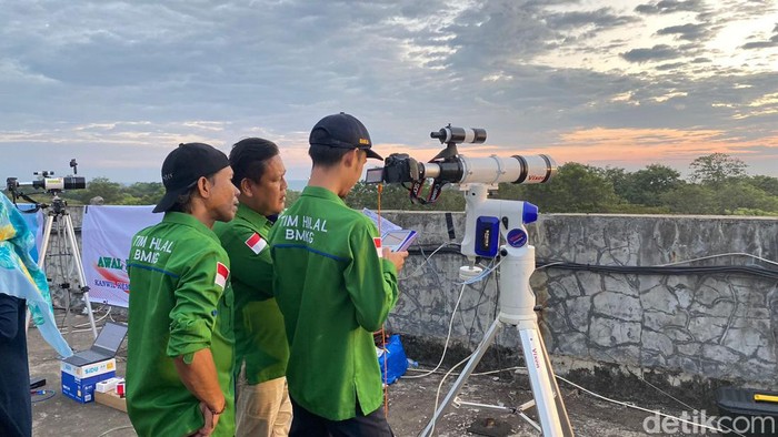 Pemantauan hilal di rooftop Mall GTC Makassar, pada Minggu (18/6) sekitar pukul 17.58 Wita.