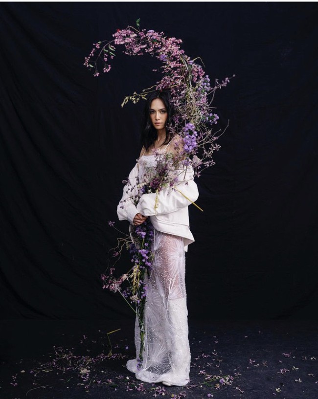 Aktris berusia 39 tahun ini kerap berbagi berbagai unggahan foto saat dirinya berpose menjadi model untuk banyak majalah. Foto: Dok. Instagram Mariana Renata