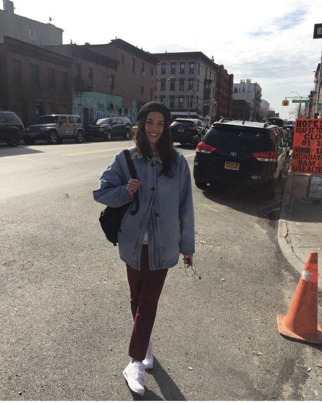 Soal gaya, perempuan dengan nama lengkap Mariana Renata Dantec ini memilih pakaian yang simpel dan nyaman. Seperti pada foto ini, Mariana tampil kasual dengan jaket jeans yang dipadukan sepatu sneakers putih. Foto: Dok. Instagram Mariana Renata