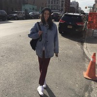 Soal gaya, perempuan dengan nama lengkap Mariana Renata Dantec ini memilih pakaian yang simpel dan nyaman. Seperti pada foto ini, Mariana tampil kasual dengan jaket jeans yang dipadukan sepatu sneakers putih. Foto: Dok. Instagram Mariana Renata