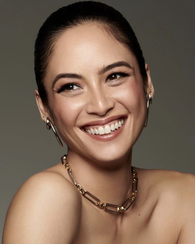 Wajahnya pun cantik dengan pulasan makeup natural nude. Senyuman Mariana Renata pun banjir pujian netizen yang terpesona dengan perempuan berdarah Perancis ini. Foto: Dok. Instagram Mariana Renata