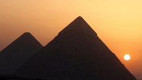 Momen matahari muncul dari balik piramida Giza. 