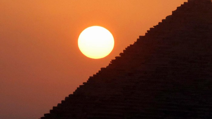 The sun rises behind the Pyramids in Giza, on the outskirts of Cairo, Egypt, June 16, 2023. REUTERS/Mohamed Abd El Ghany