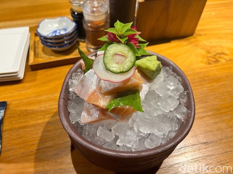 Menikmati Sashimi hingga Nasi dalam Wadah Batu Panas di Resto Jepang PIK