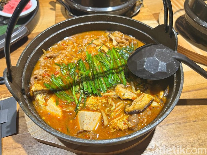 Menikmati Sashimi hingga Nasi dalam Wadah Batu Panas di Resto Jepang PIK