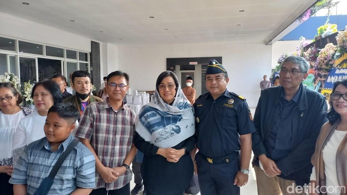 Menteri Keuangan (Menkeu) Sri Mulyani saat melayat mantan Ketua Dewan Pertimbangan Presiden (Wantimpres) sekaligus guru besar UGM Prof. Sri Adiningsih di PUKJ, Kasihan, Bantul, Minggu (18/6/2023).