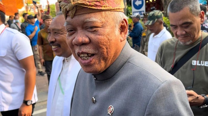 Menteri Pekerja Umum dan Perumahan Rakyat (PUPR) Basuki Hadimuljono setelah menghadiri acara Pesta Kesenian Bali ke 45 di Denpasar, Minggu (18/6/2023). (Rizki Setyo Samudero)
