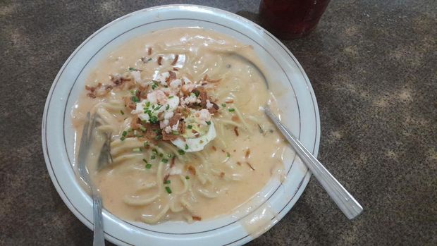 Mi celor dengan kuah kental yang dicampur kalau udang Mi celor dengan kuah kental yang dicampur kalau udang