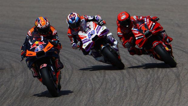 MotoGP - German Grand Prix - Sachsenring, Hohenstein-Ernstthal, Germany - June 17, 2023 Red Bull KTM Factory Racing's Jack Miller, Prima Pramac Racing's Jorge Martin and Ducati Lenovo Team's Francesco Bagnaia in action during the sprint race REUTERS/Lisi Niesner
