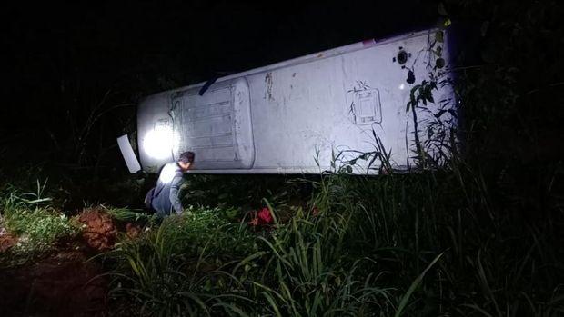 Penampakan bus berisi 32 penumpang masuk jurang di Lahat