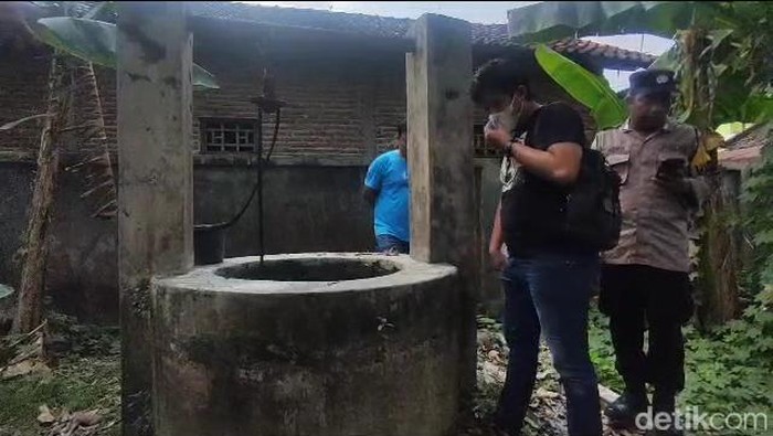 Sosok mayat ditemukan dalam sumur di Desa Puri, Kecamatan Pati, Kabupaten Pati, Jawa Tengah. Usai penyelidikan, polisi mengungkap identitas mayat di Pati itu.