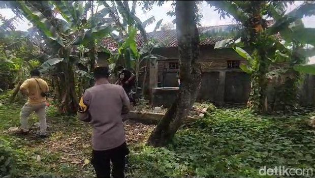 Sosok mayat ditemukan dalam sumur di Desa Puri, Kecamatan Pati, Kabupaten Pati, Jawa Tengah. Usai penyelidikan, polisi mengungkap identitas mayat di Pati itu.