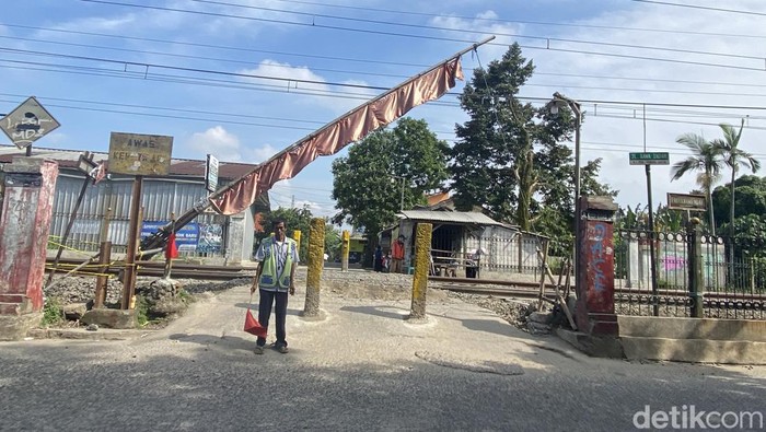 Perlintasan di Citayam, Depok TKP mobil tertabrak KRL. (Devi/detikcom)
