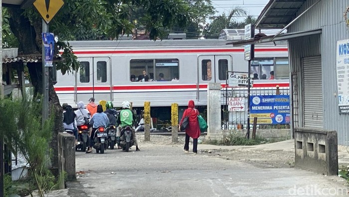 Perlintasan di Citayam, Depok TKP mobil tertabrak KRL. (Devi/detikcom)