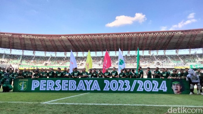 Persebaya Surabaya mengenalkan skuad untuk berlaga di Liga 1 2023-2024. Ada Ernando Ari hingga Ferdinan Alfred Sinaga.