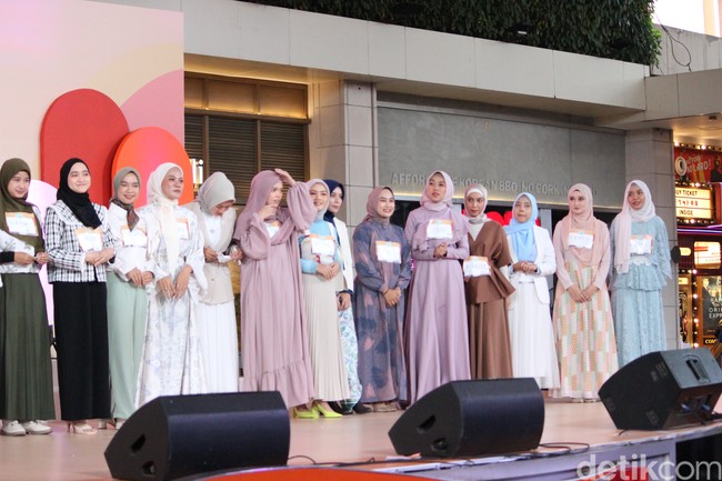 20 peserta audisi Emeron Hijab Hunt 2023 yang terpilih menjelaskan cerita di balik konten yang mereka buat di hadapan juri. Ada beragam konten yang dibuat oleh para konten kreator kreatif ini, mulai dari informasi tentang kuliah di luar negeri, teknik public speaking hingga story telling. Foto: Dok. @hijabhunt.