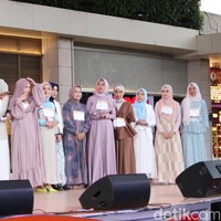 20 peserta audisi Emeron Hijab Hunt 2023 yang terpilih menjelaskan cerita di balik konten yang mereka buat di hadapan juri. Ada beragam konten yang dibuat oleh para konten kreator kreatif ini, mulai dari informasi tentang kuliah di luar negeri, teknik public speaking hingga story telling. Foto: Dok. @hijabhunt.